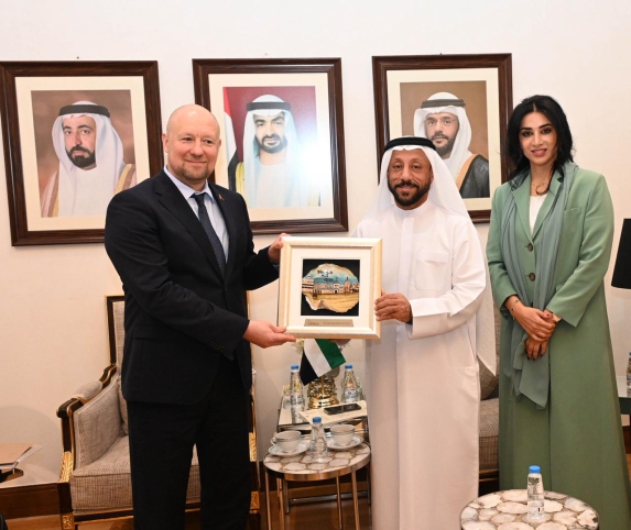 "غرفة الشارقة" تبحث تعزيز التعاون الاقتصادي والشراكات الاستثمارية مع مجتمع الأعمال في بيلاروسيا