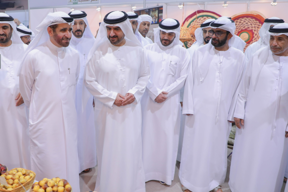 عبدالله بن سالم القاسمي يزور فعاليات النسخة السابعة من مهرجان الذيد للرطب 